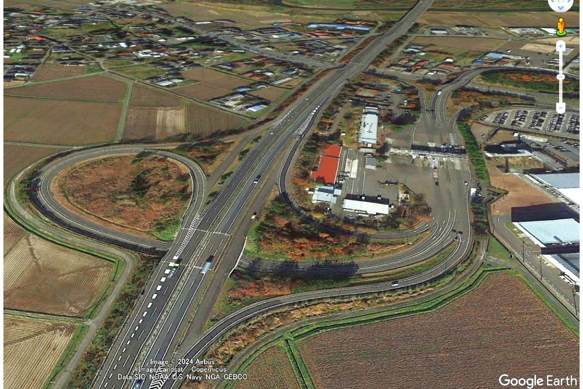 東北道の古川IC。将来、石巻新庄道路が接続する可能性も（画像：Google Earth）。