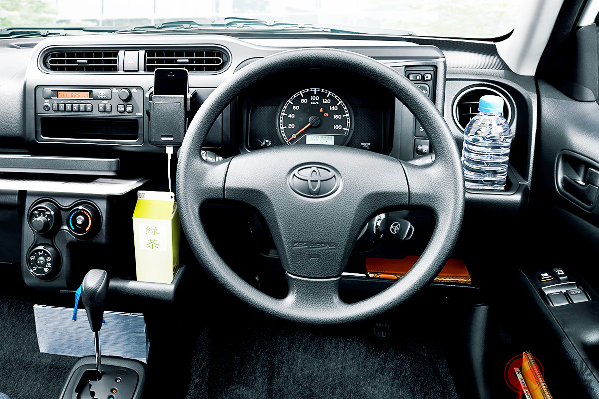 収納「めちゃ多い!」 トヨタ「プロボックス」の運転席まわりはもはや「マイデスク」だった!