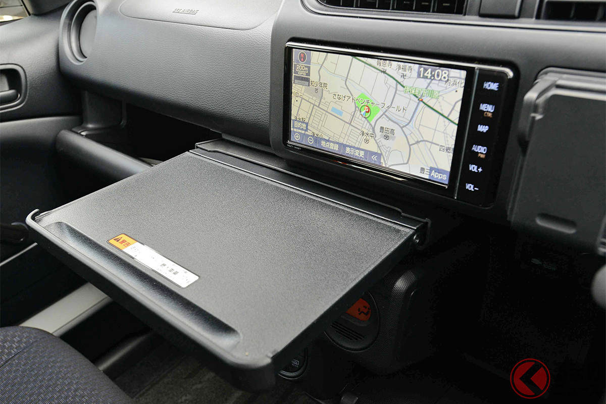 収納式のテーブルも「めちゃ大きい!」 車内で一日中過ごすドライバーを考慮した設計が細部まで施されたトヨタ「プロボックス」の内装