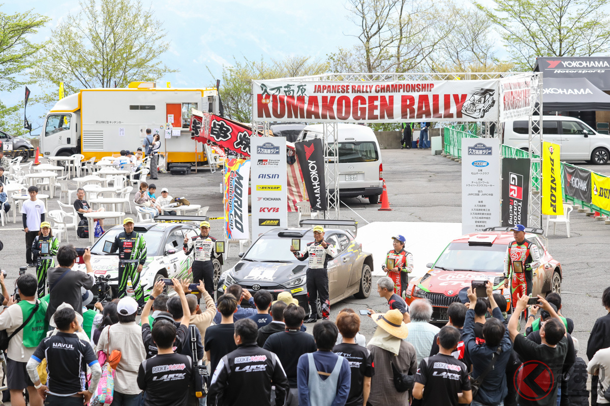 優勝を飾った勝田・木村組(中央)、2位の田口・北川組(左)、3位の福永・齋田組(右)
