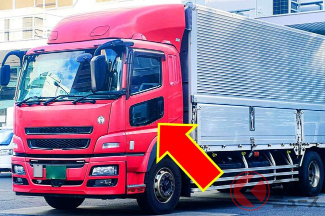 大型トラックに付いている「謎の小窓」何の意味？ 実は大切な場所だった！ 意外な構造とは | くるまのニュース