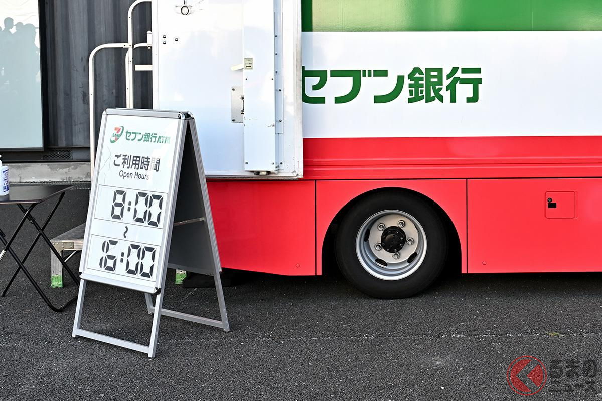 なぜサーキットにATMがあるの?(撮影:雪岡直樹)