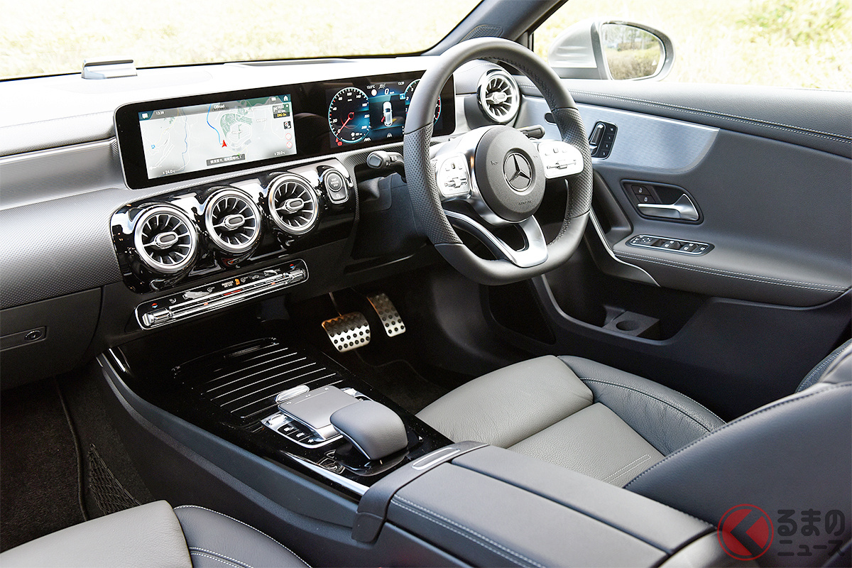 エアコンの吹き出し口やシフトまわり、ドアパネルやステアリングなど、内装にも様々な「メッキ」が施されています