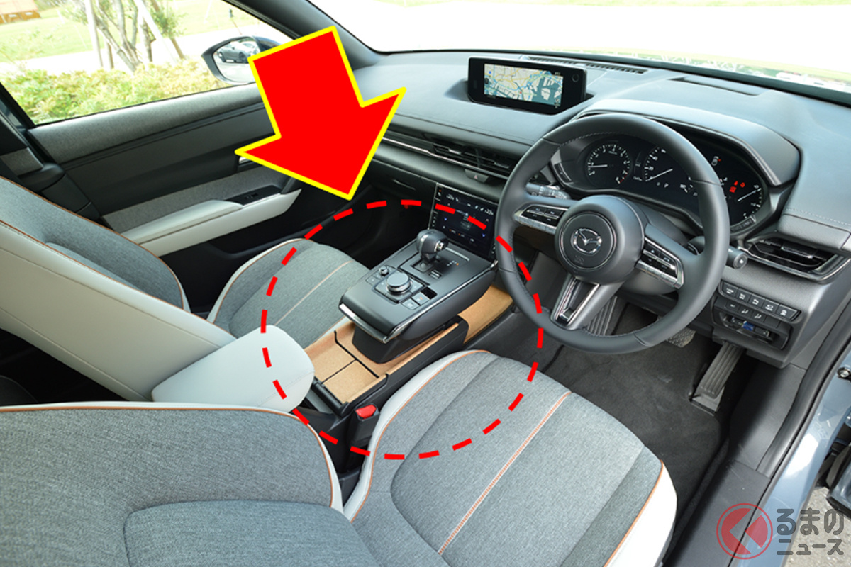 マツダ「MX-30」の内装。シフトレバーまわりの茶色い部分にコルクが使用されています