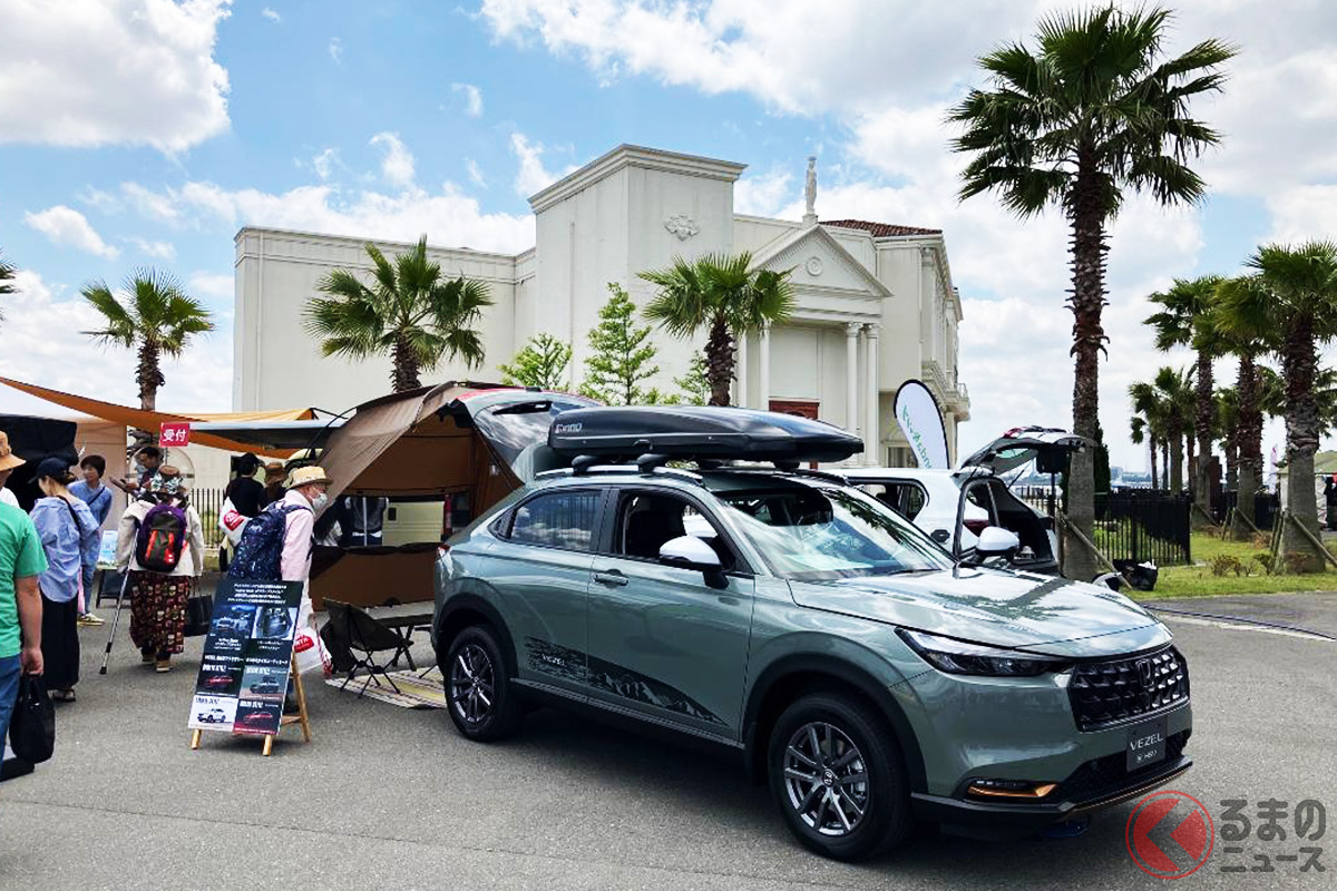 新型「ヴェゼル」にも多くの人だかりが出来ていた