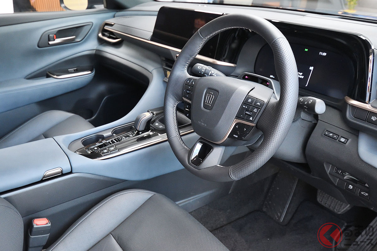 オシャレすぎるブルー内装の新型「クラウン エステート」