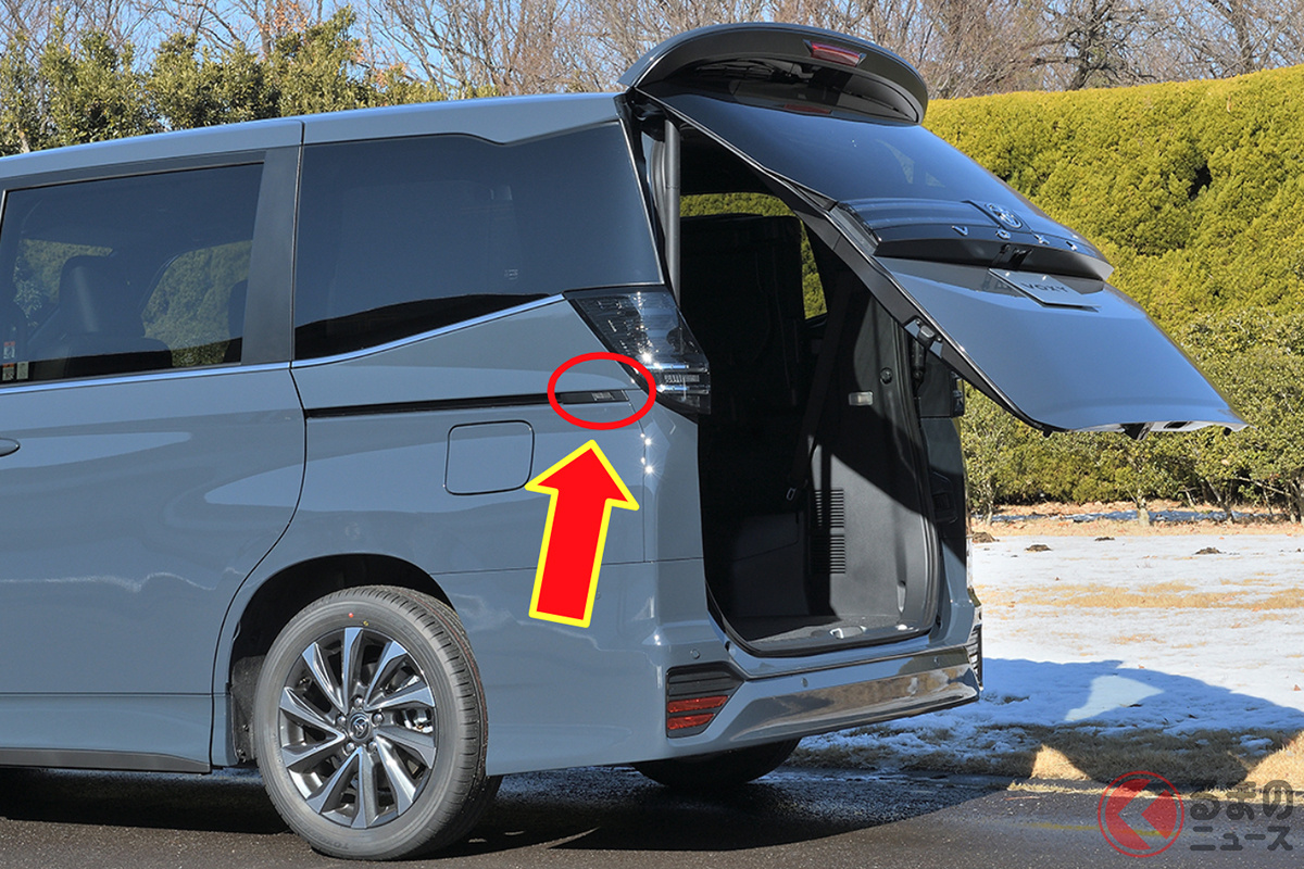 「ノア/ヴォクシー」の「パワーバックドア」スイッチは車体後部左右の各サイド(赤い丸の部分)に備わります