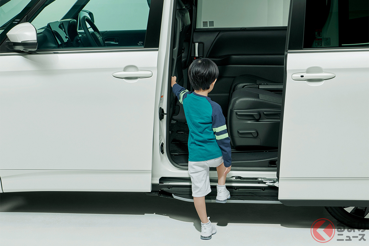 足をかざすと開く「ハンズフリーパワースライドドア」は助手席ドア下に足を出し入れすると反応する仕組み。また小さな子どもでもつかみやすい「ロングアシストグリップ」と、低い位置に備わる「ユニバーサルステップ」も使い勝手良好です