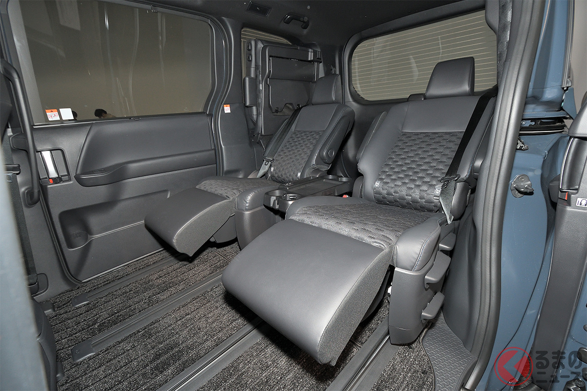 左右に跳ね上げたサードシートとも干渉せず超ロングスライドが可能な「ノア/ヴォクシー」の2列目キャプテンシート