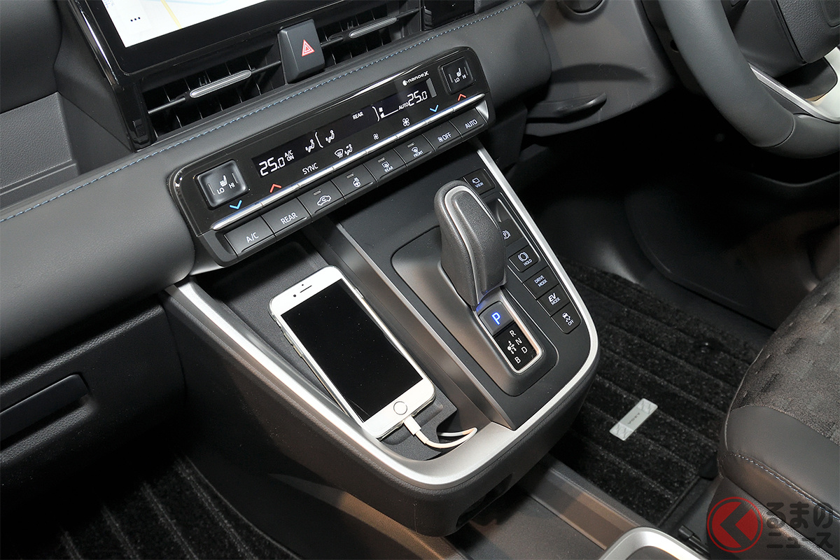 アイデア賞モノの「インパネトレイ」! 外すと下には小物入れと共にUSBポートが2個備わっていて、写真のようにケーブルを出す穴が開いているのでスマホの充電にぴったりです