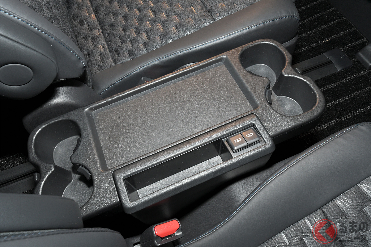 折りたたみ式大型サイドテーブルには、折りたたみ時でも使えるUSBポートが2つ備わります(写真手前)