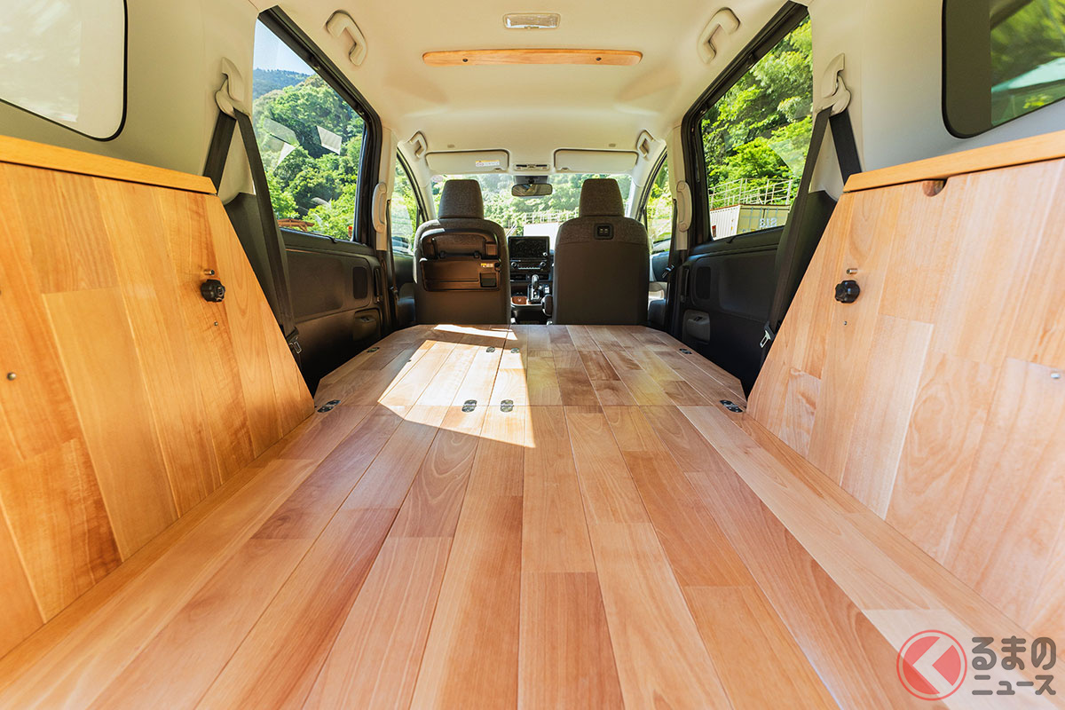 車中泊キット装着でフルフラットになったトヨタ「シエンタ」