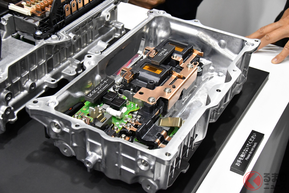 デンソーが開発した「PHEV用インバーター」のカットモデル