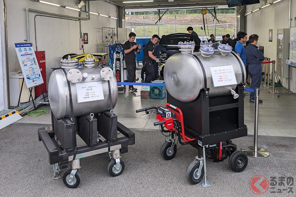 左が以前の円筒形タンク、右が新たな楕円形タンク