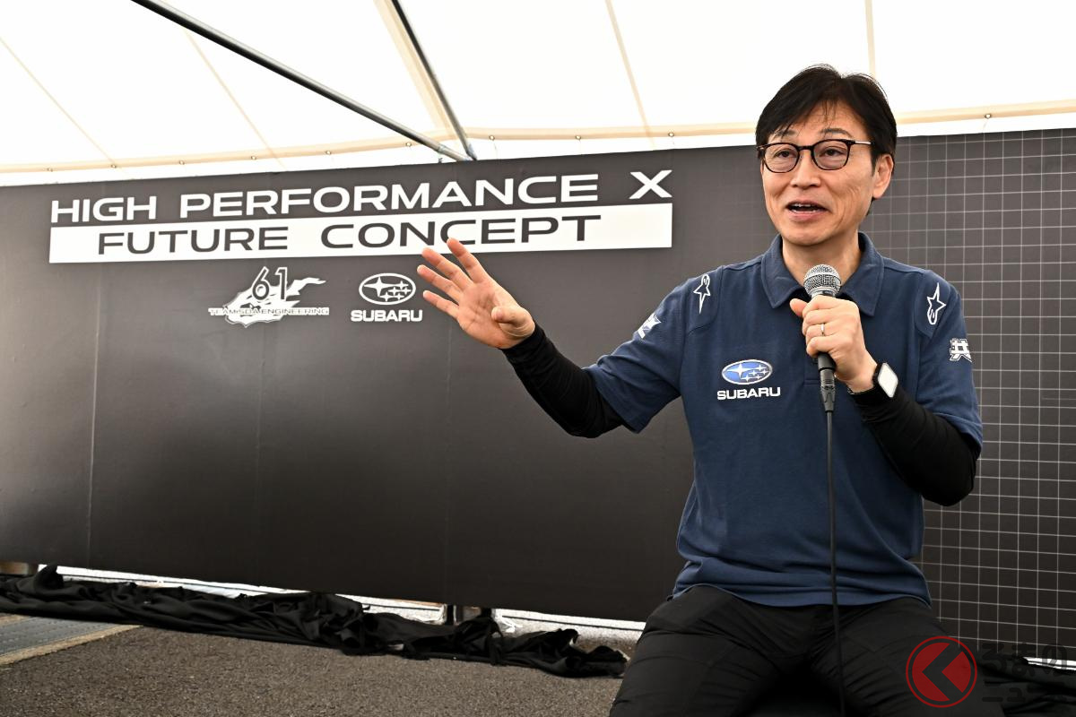 スバルがスーパー耐久に参戦する理由や新たなモデルについて語る本井代表(撮影:雪岡直樹)