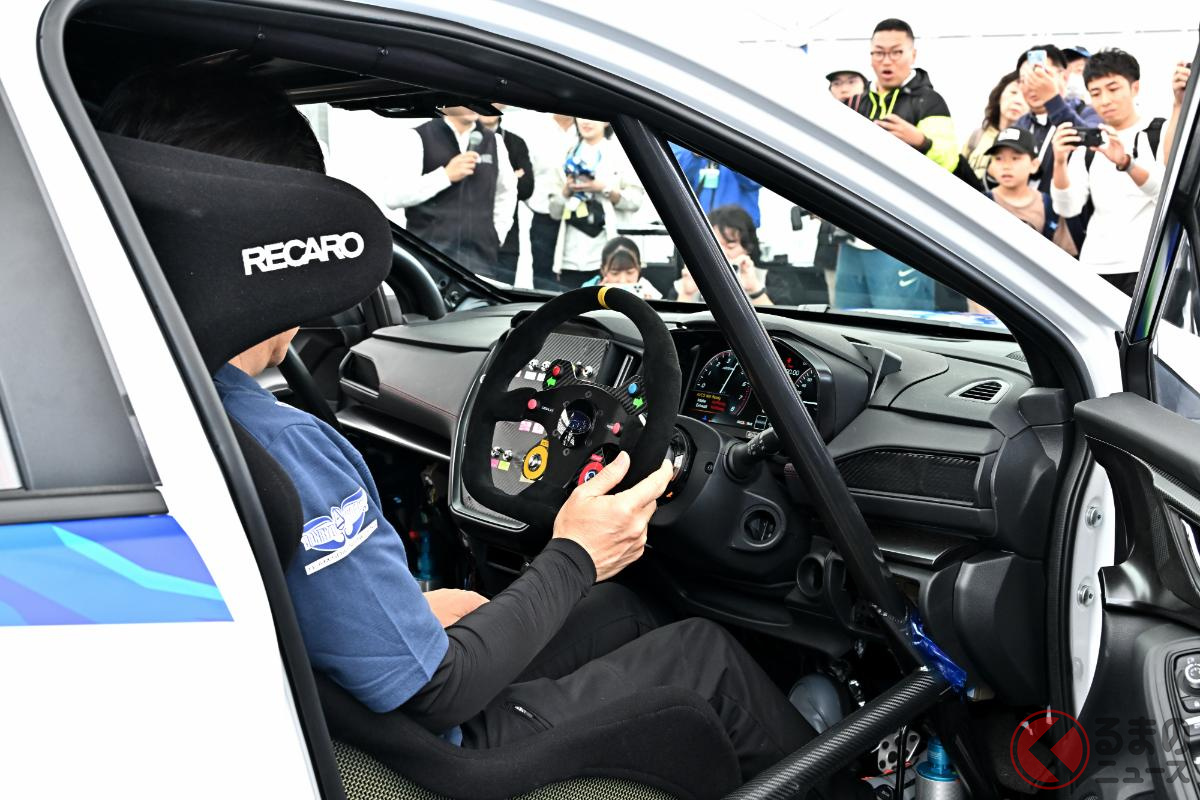 本井代表自ら運転席に乗り込みエンジン始動パフォーマンスを行った(撮影:雪岡直樹)