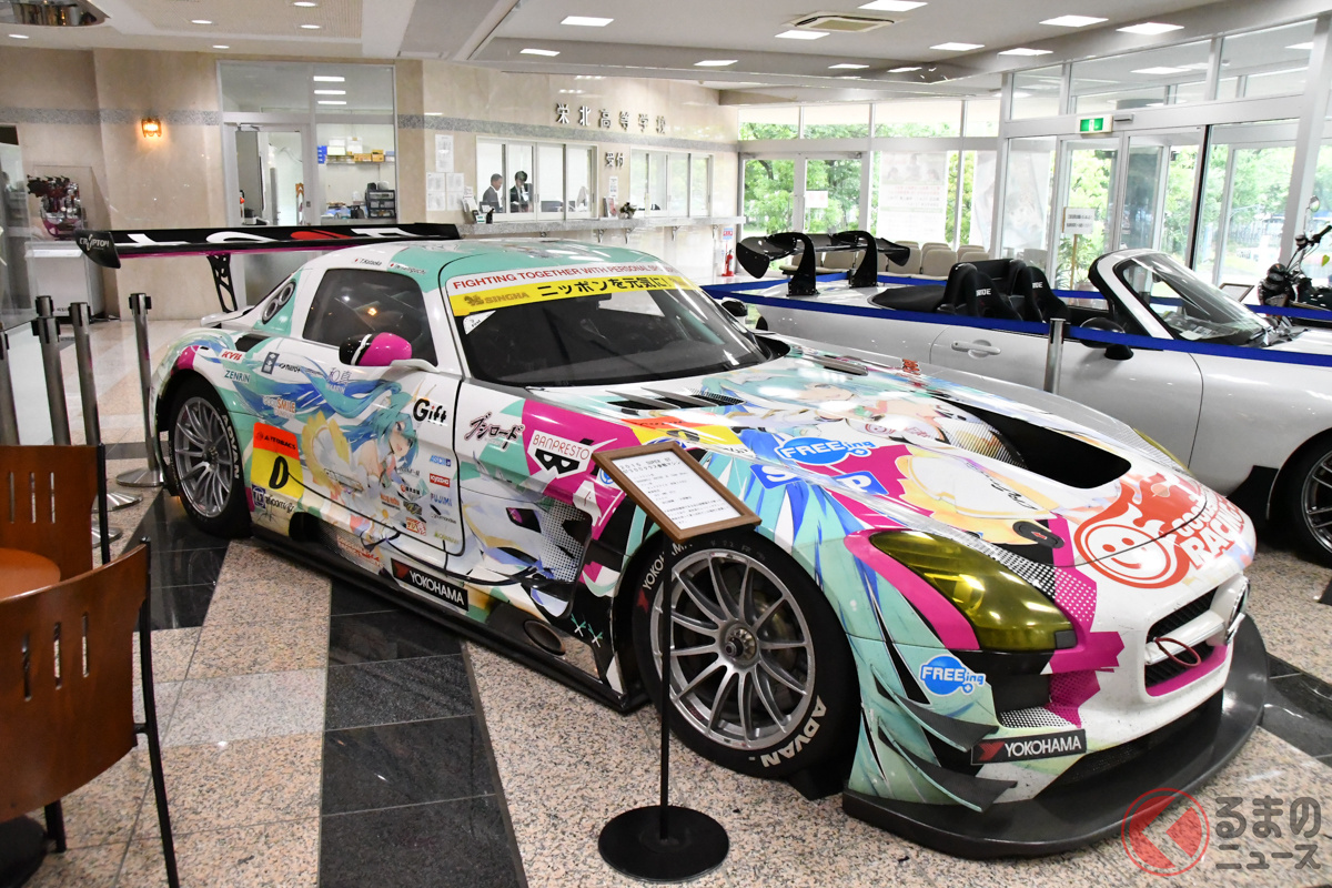 埼玉自動車大学校のエントランスに飾られたGOODSMILE RACING & Team UKYO「グッドスマイル 初音ミク SLS」