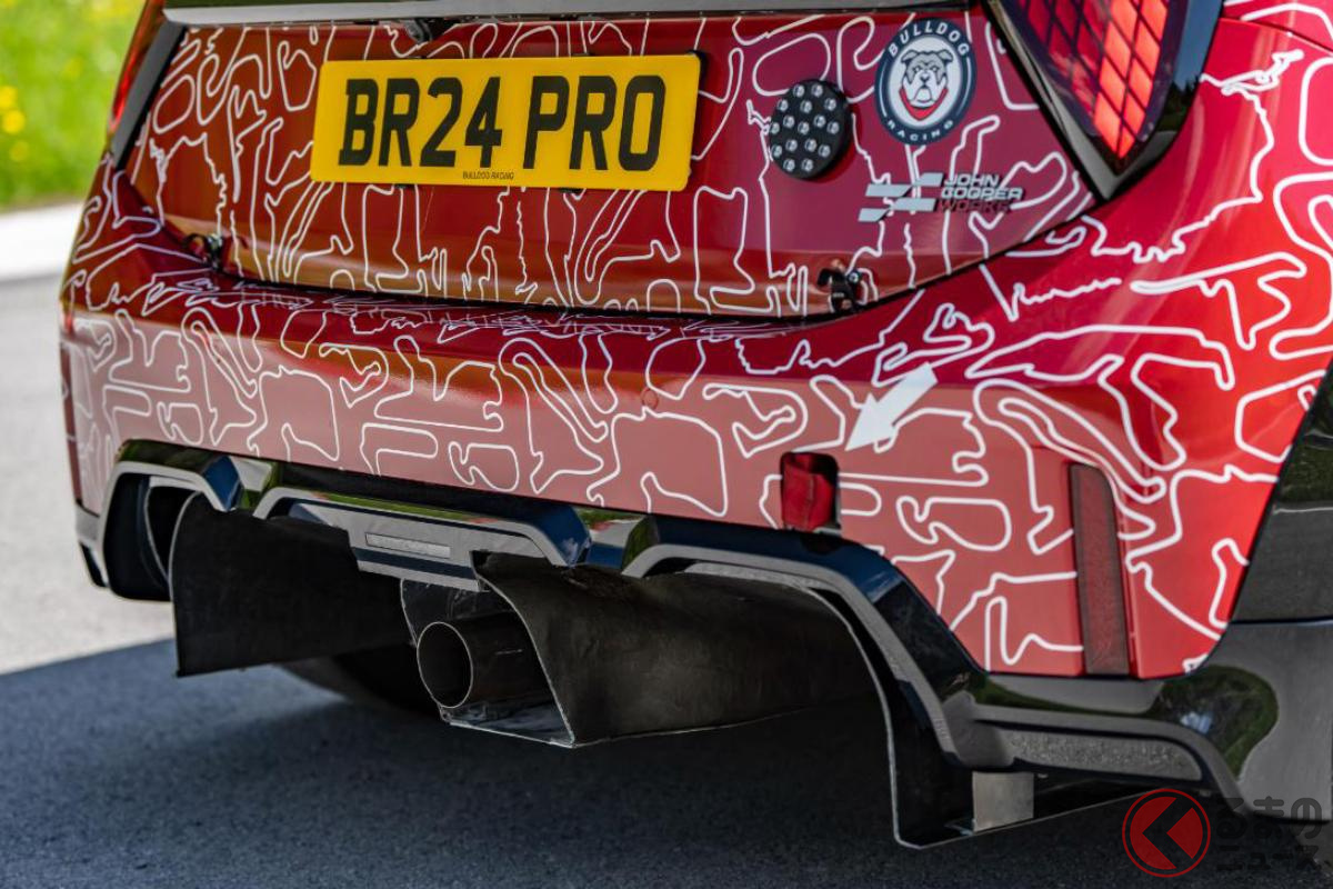 今回ニュルを走る新型MINI JCWプロトタイプはセンター1本出しのマフラーが特徴的