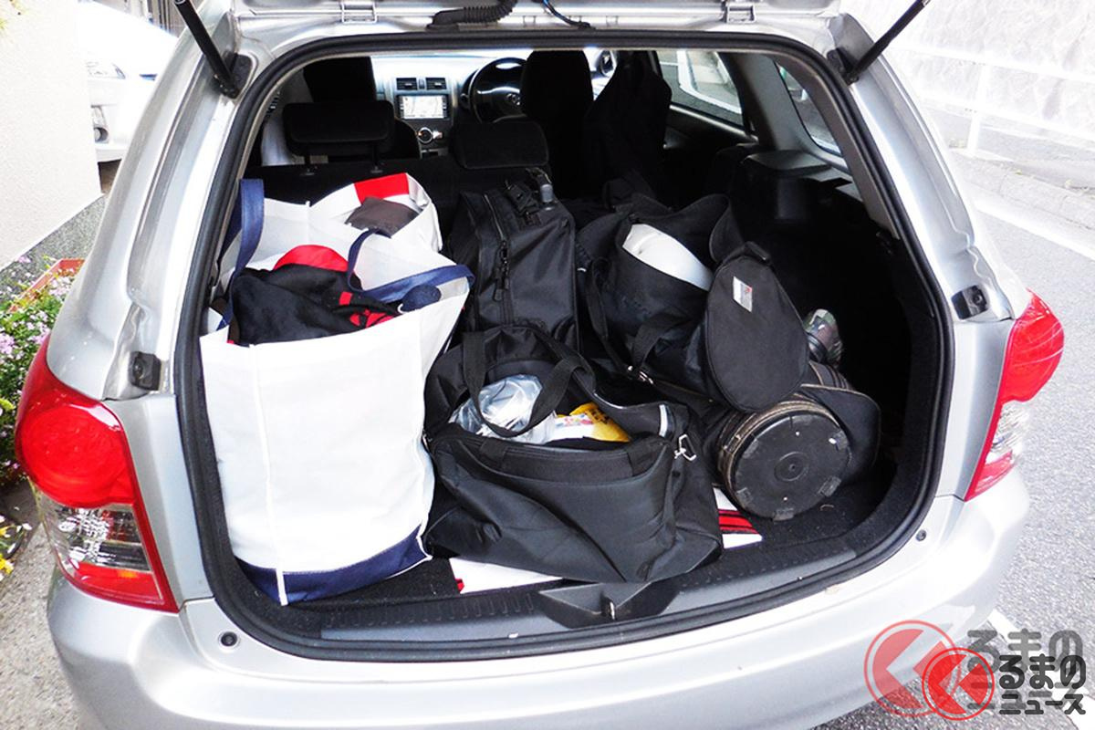 クルマに荷物を大量に積載している様子