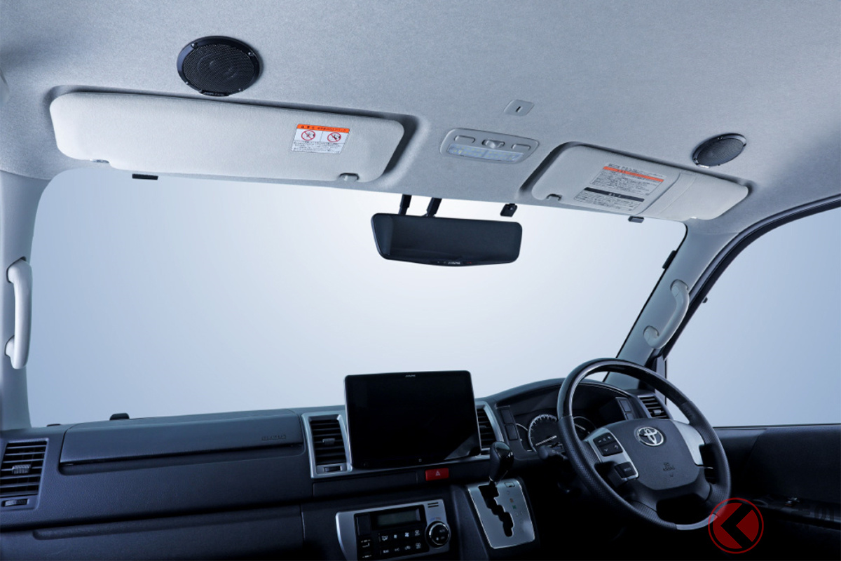 「パーフェクトフィットビッグX11」と「デジタルミラー」、「メティオサウンド」を装着した「ハイエース」