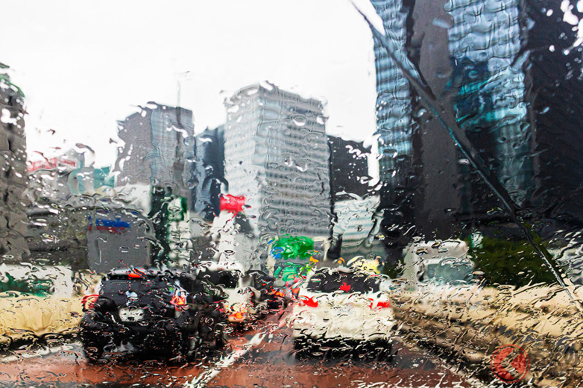 雨で前が見えないのですが…どうしたら良いのでしょうか。