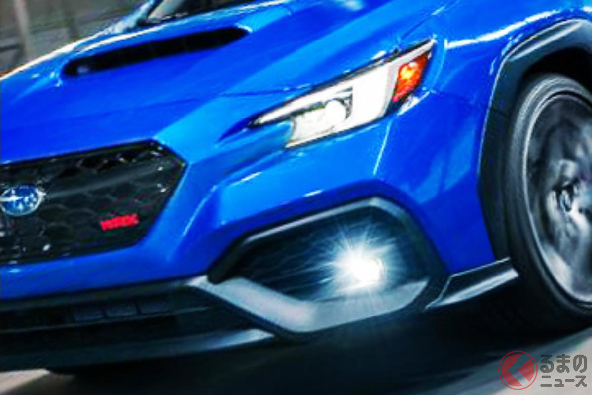 ボディカラーのブルーに赤のWRXバッジの組合せは「WRX STI」を彷彿とさせる