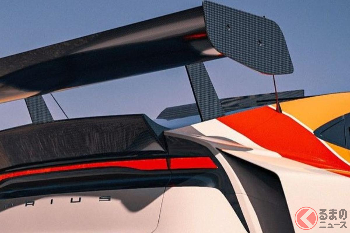 ワイドフェンダーと大型ウイングが映える「レーシング仕様のプリウス」とは