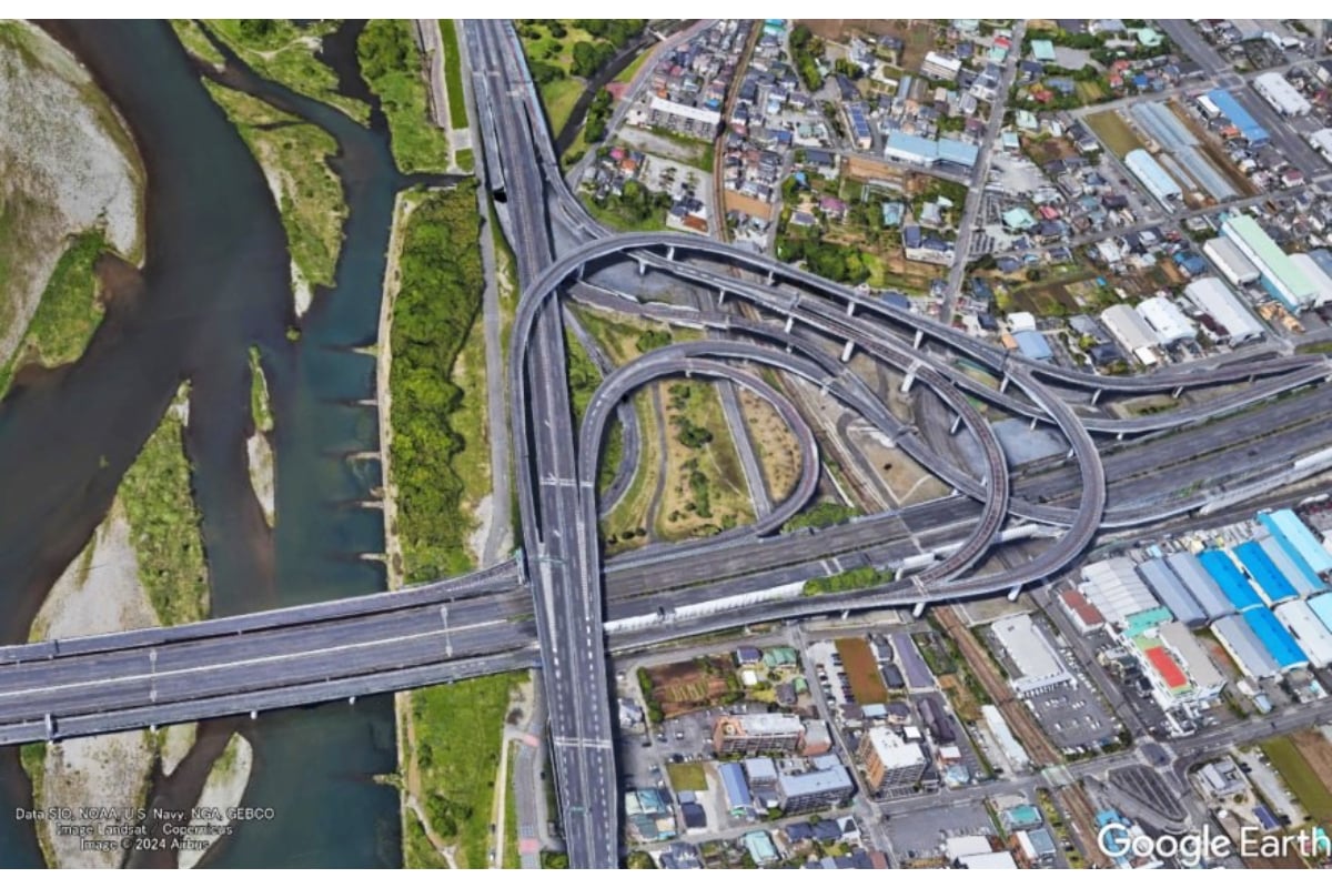 東名と圏央道が接続する海老名JCT（画像：Google Earth）。