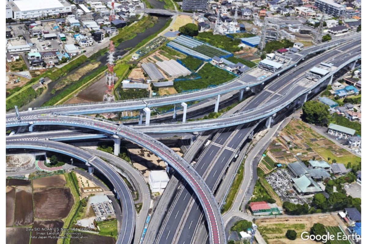 圏央道と新湘南バイパスが接続する茅ヶ崎JCT（画像：Google Earth）。