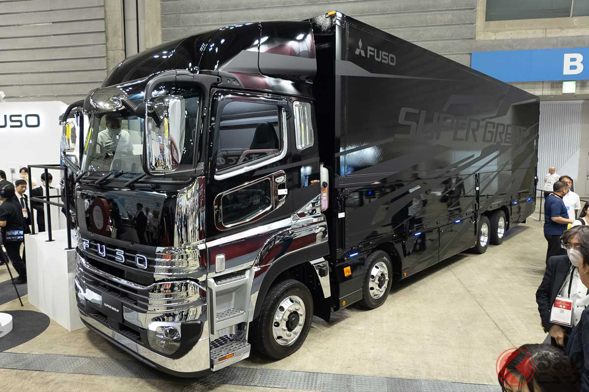 三菱ふそうトラック・バスのブースに展示されたスーパーグレートの「ジャパントラックショー2024」特別仕様車(布留川 司撮影)