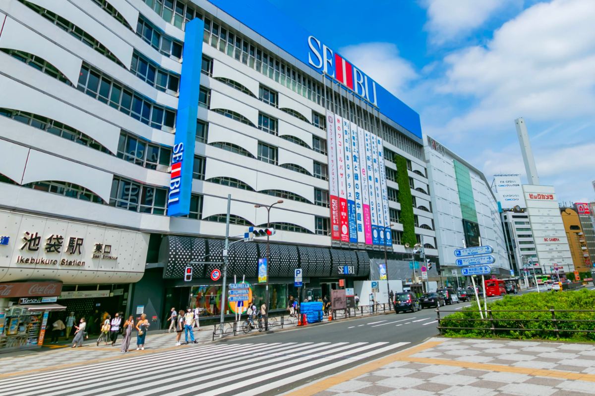 池袋駅東口を通る明治通り（画像：写真AC）。