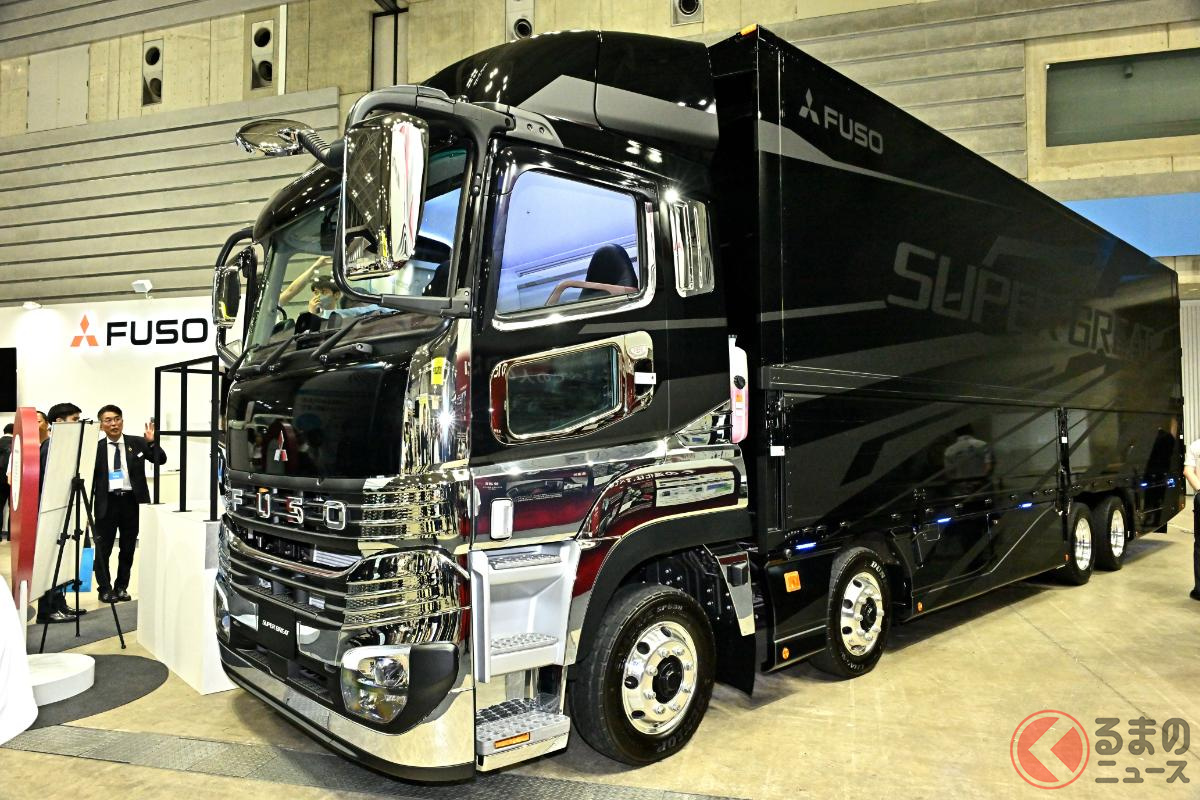 三菱ふそうは新型「スーパーグレート(スーパーハイルーフ仕様車)」を展示。