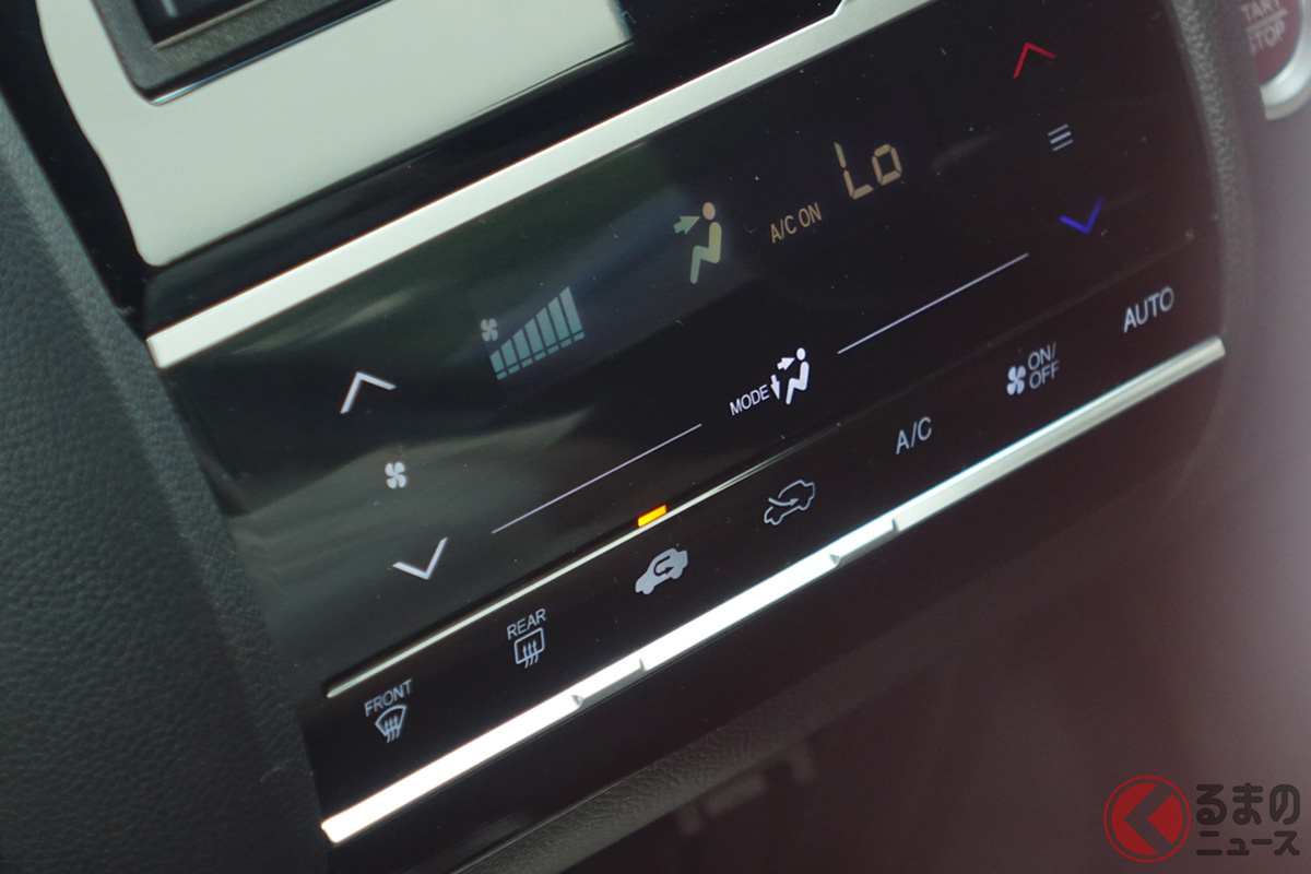 窓を全開にしてエアコンを外気導入にして走り出し、車内の熱気を出したら窓を閉める(映像提供:JAF東京支部)