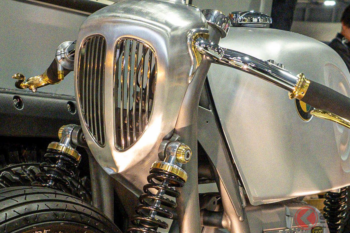 バイクにキドニー・グリルついてる…!