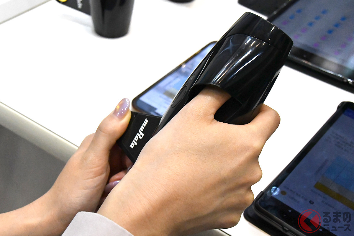 疲労ストレス計 MF100を使用し「疲労・ストレス度」を測定中の様子