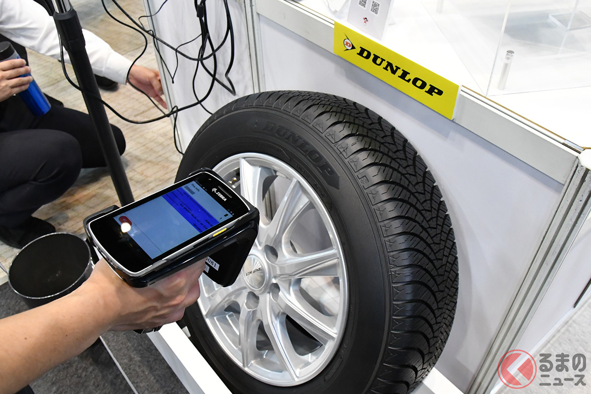 タグが埋め込まれた位置に専用端末を近づけて情報を読み取る様子。展示したタイヤは、タクシー専用オールシーズンタイヤであるダンロップ「ALL SEASON MAXX AS1 for TAXI」