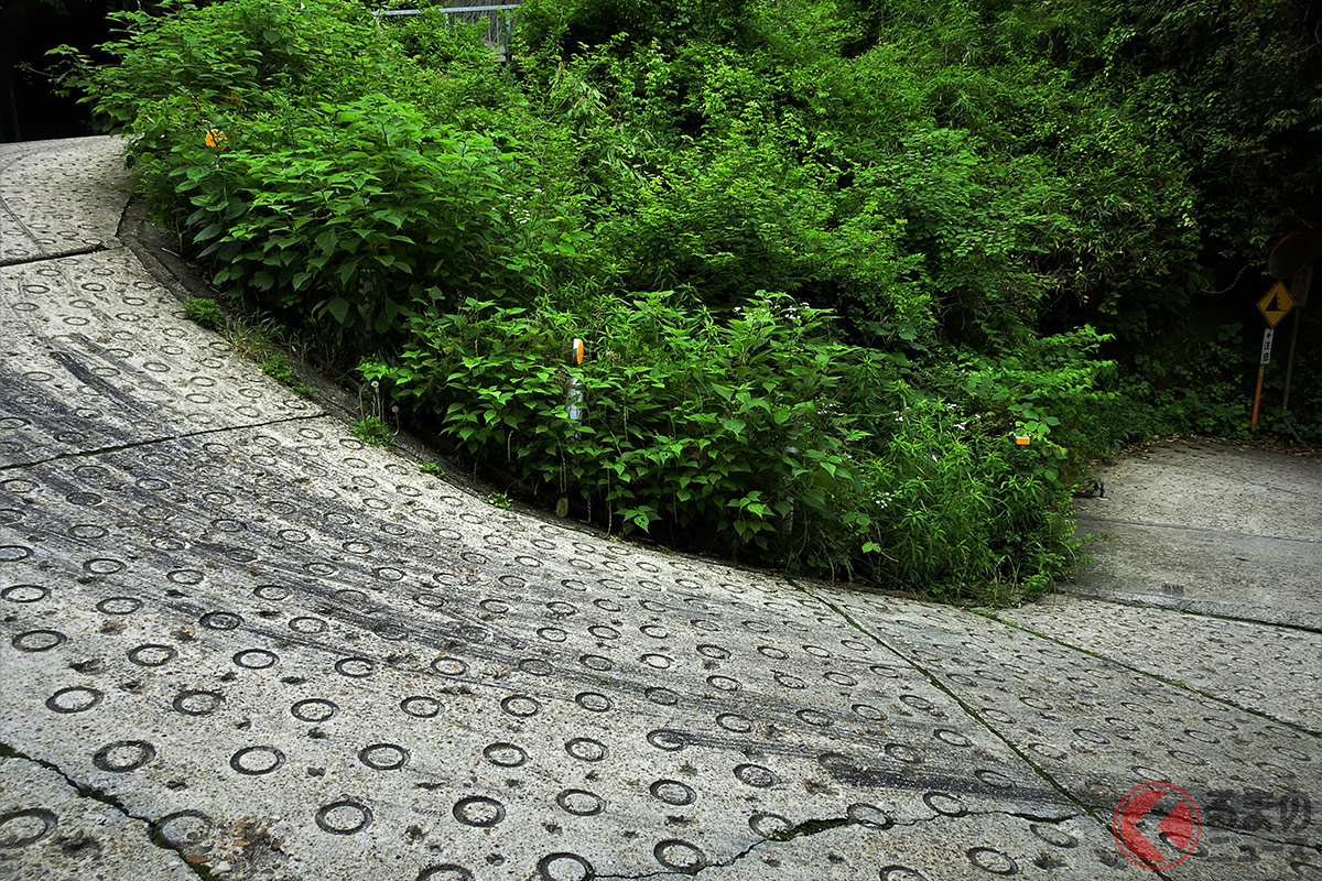 急坂でスリップした際などにタイヤ痕が残ることがある