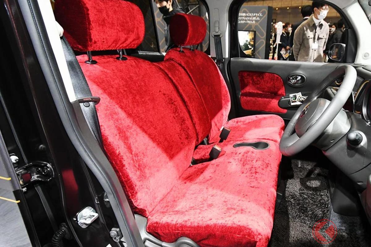 現在も販売されている純喫茶風内装の日産「キューブ」とは?