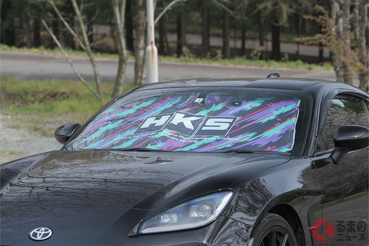 「CAR SUNSHADE OILCOLOR」を装着したトヨタ GR86(写真はLサイズ)