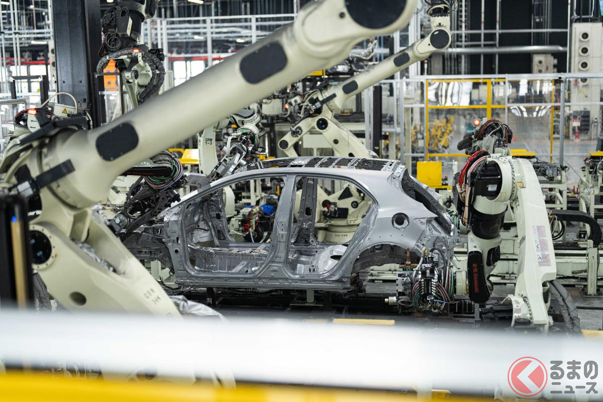 AGVで移動するセル生産によりGRヤリスやGRカローラが作られていく