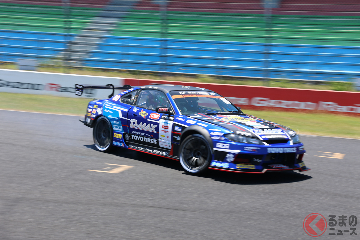 「トーヨータイヤファンミーティング」でデモンストレーションランを行う日産 S15シルビア