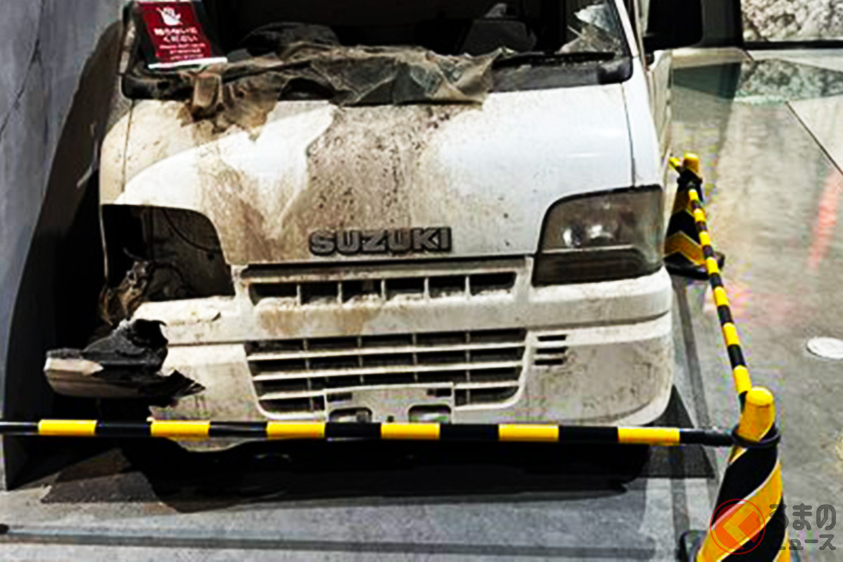 2000年の有珠山噴火で被災したスズキ「キャリイ」(画像提供:洞爺湖ビジターセンター・火山科学館)