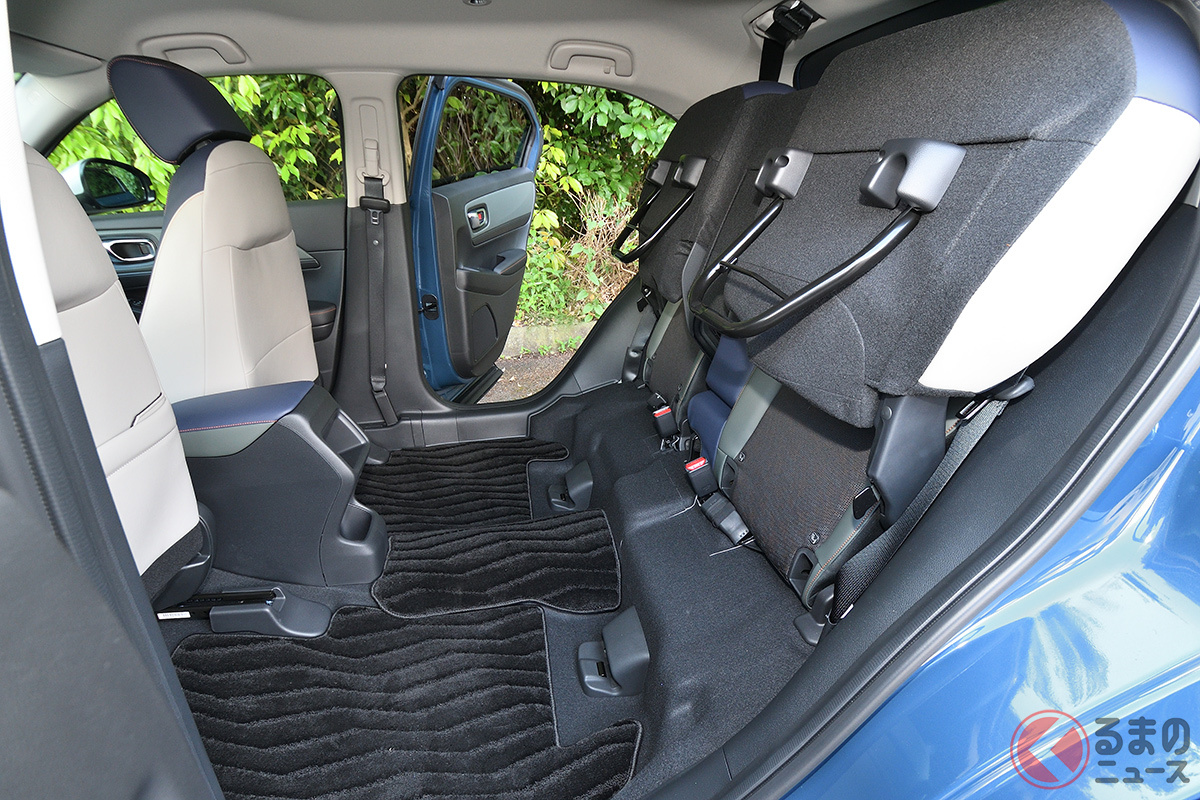 ホンダ「ヴェゼル」の特徴と言えば、座面をはね上げることができる「チップアップ機構」