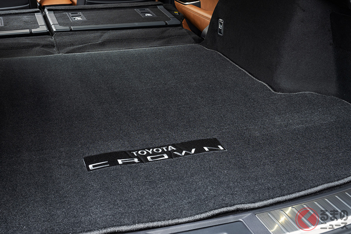 「クラウンシグニア」マットには「TOYOTA CROWN」のロゴが…