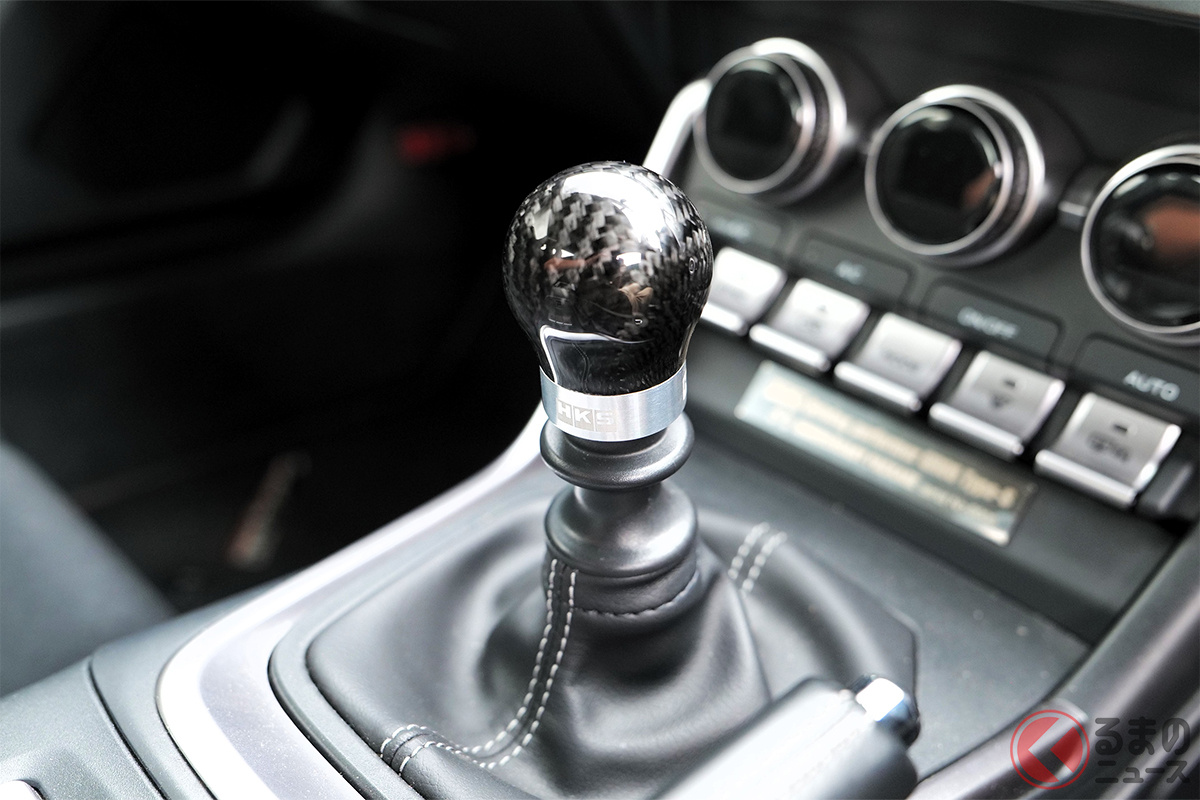 車種専用に設計を最適化したカーボンファイバー巻きシフトノブ「HKS CARBON SHIFT KNOB」