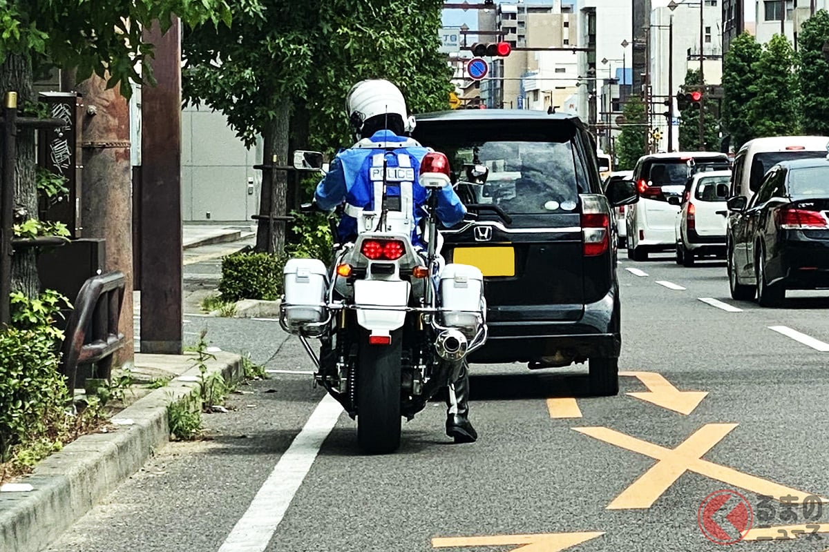 青い服に白いバイクと言えば「白バイ隊員」 果たして話題の人物は違反なのか?(画像は本物の警察官)