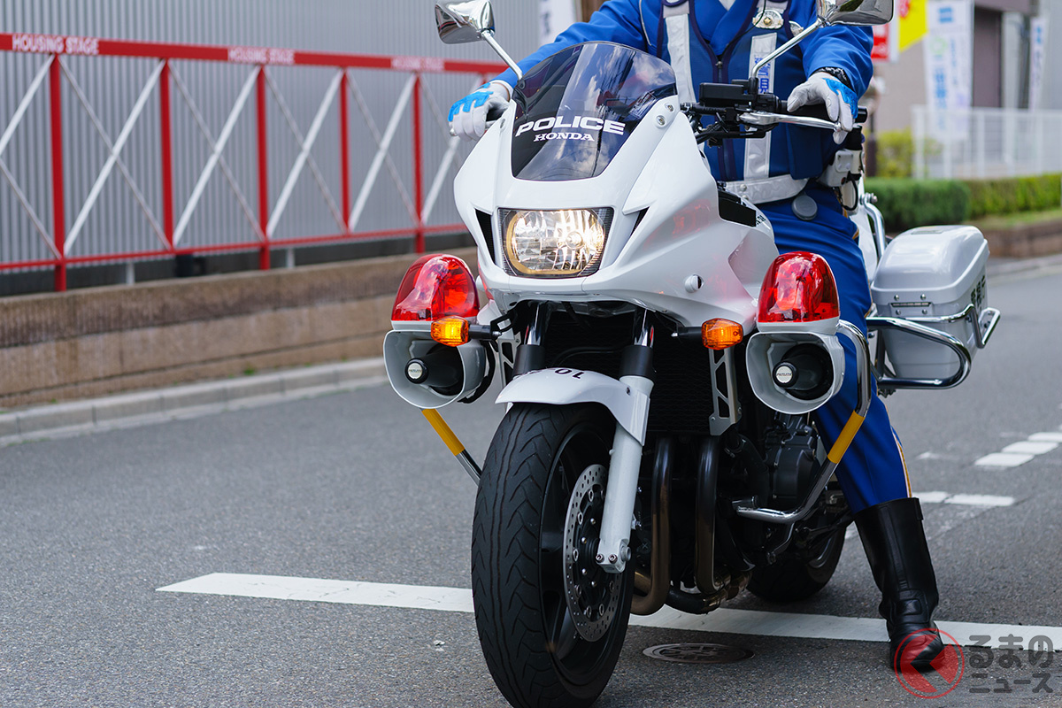 青い服に白いバイクと言えば「白バイ隊員」を思い浮かべるが…話題の人物は問題ないの?(画像は本物の警察官)