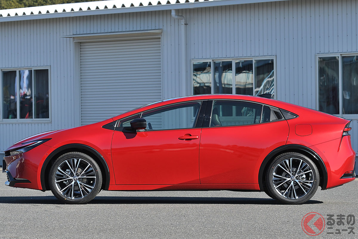 低重心なクーペスタイルで、まるでスポーツカーみたいな現行「プリウス」