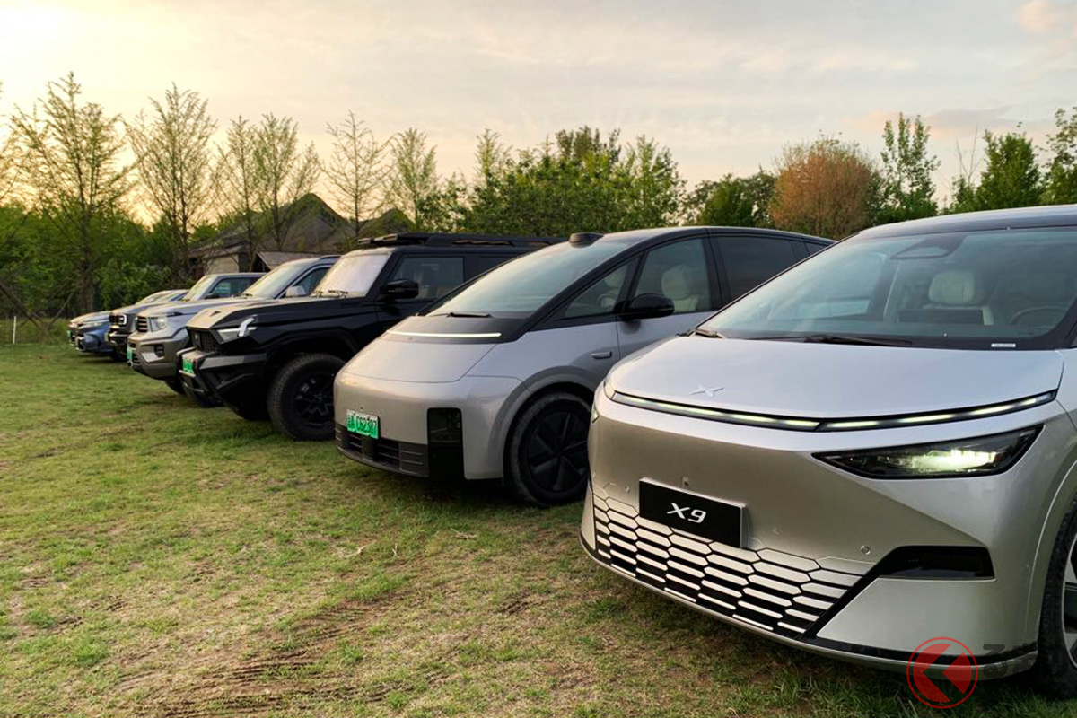 手前にあるのが同時期に登場したMEGAのライバルとなるシャオペン「X9」(撮影:加藤博人)