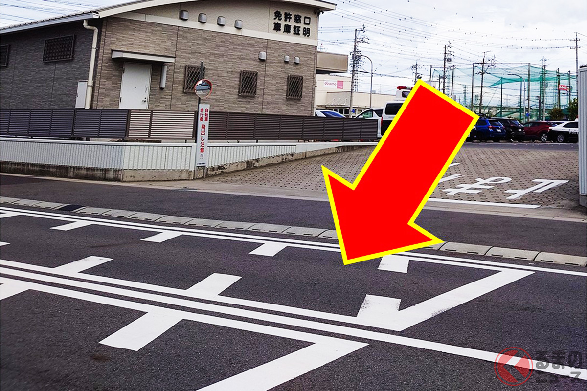 道路にある「謎の斜線」 その意味は?